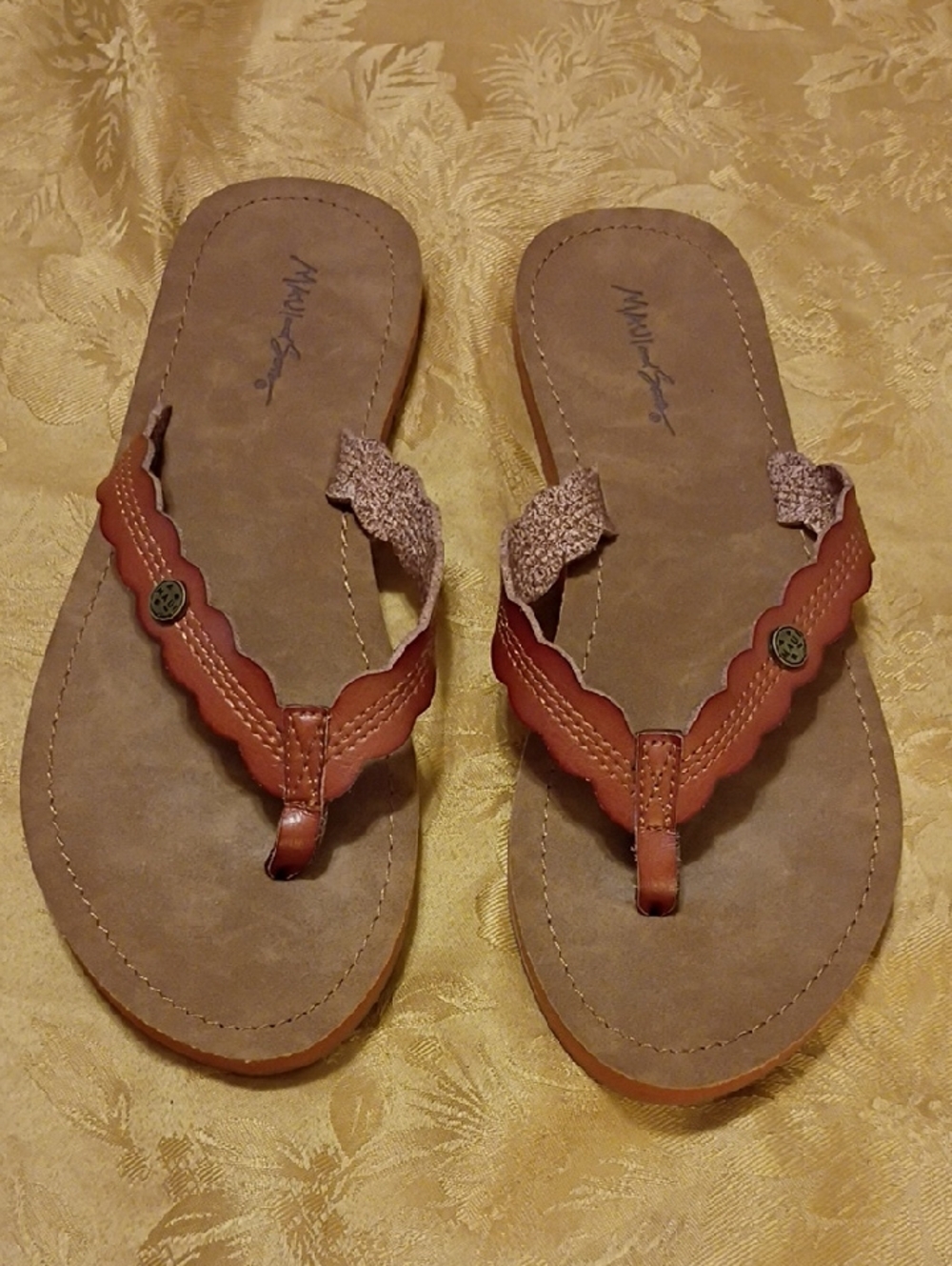 MAUI and Sons Women's Brown Scalloped Thong Sandals Women's 8.0